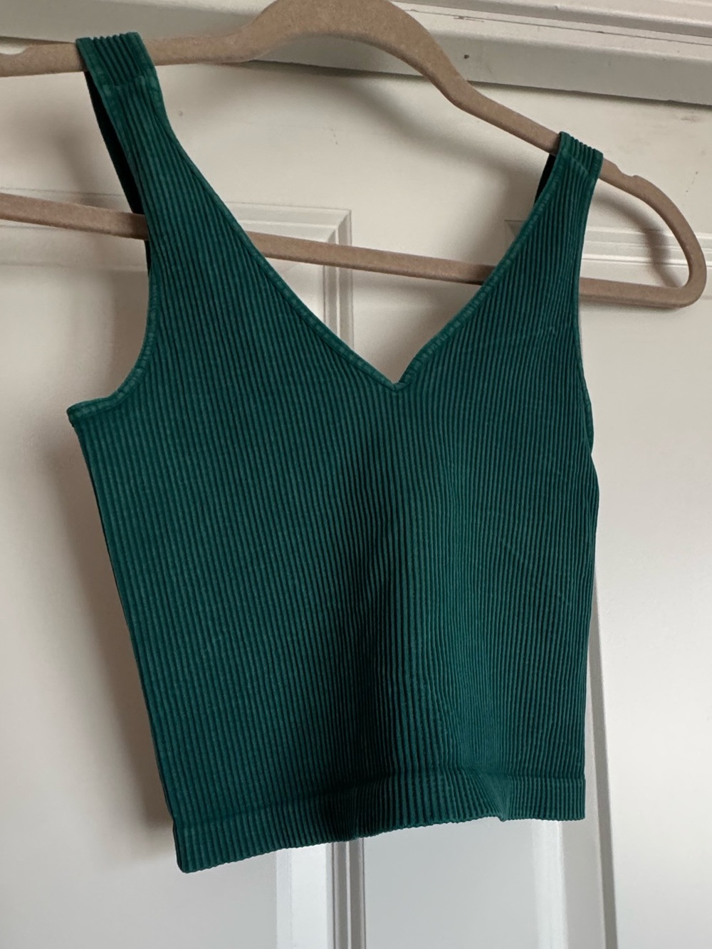 Nikibiki OS One Size Solid Green V Neck Fitted Ribbed Crop Tank Top